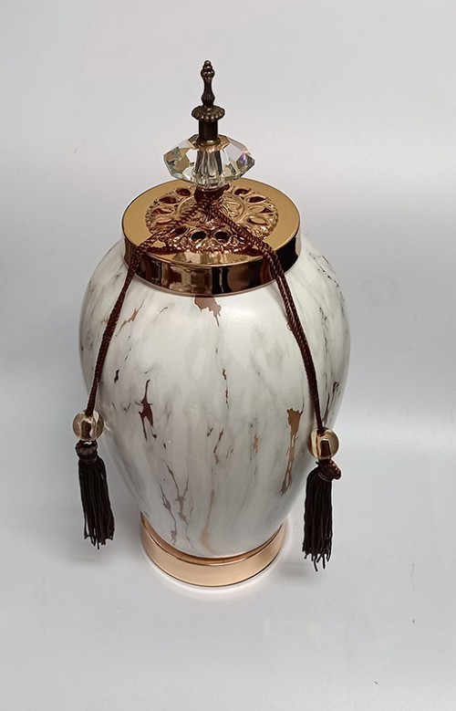 Κεραμικό Τζαρ Στρόγγυλο Λευκό/Χρυσό Με Μεταλλικό Καπάκι Με Διακοσμητική Φούντα 18x18x38εκ.