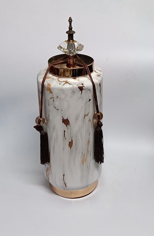 Κεραμικό Τζαρ Στρόγγυλο Λευκό/Χρυσό Με Μεταλλικό Καπάκι Με Διακοσμητική Φούντα 14x14x37εκ.