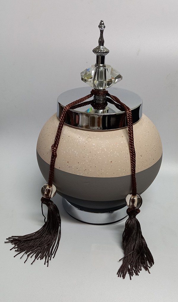 Κεραμικό Τζαρ Στρόγγυλο Ασημί/Ζαχαρί/Γκρί Με Μεταλλικό Καπάκι Με Διακοσμητική Φούντα 17x17x28εκ.