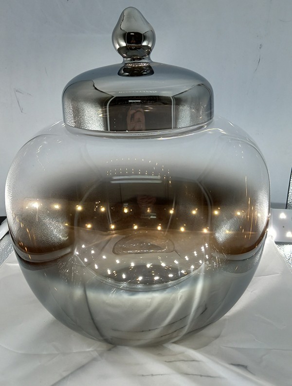 Βάζο Τζαρ Σε Σχήμα Μπάλας Με Καπάκι Ασημί/Μελί 14x23εκ Γυάλινο